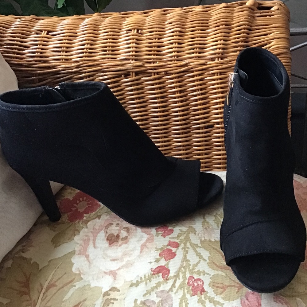Liz Claiborne  Black Suede Heeled Ankle Bootie Size 6.5